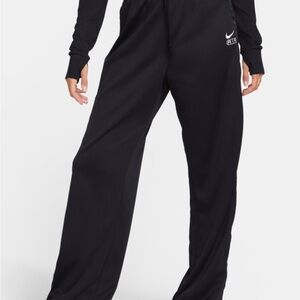 Nike Air
Women's Mid-Rise Breakaway Trousers